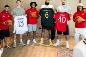 世俱杯投注-姆贝莫4XL！NBA球星造访曼联训练基地，B费约罗齐尔克泽热情接待